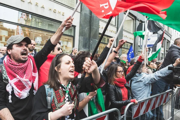 Pro-Palestinian demonstrators contest the Jewish Brigade — Stock Photo, Image
