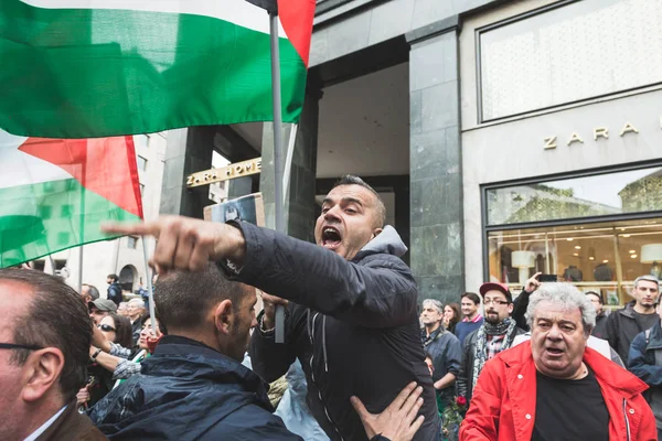 Manifestantes pro-palestinos disputan la Brigada Judía —  Fotos de Stock