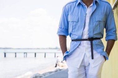 Yakışıklı adam bir tatil bağlamda poz