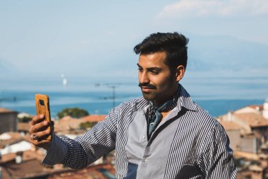 Yakışıklı bir selfie alarak