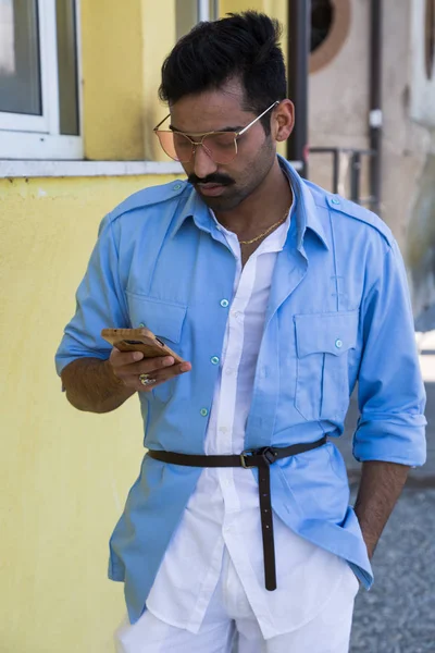 Handsome man texting in a vacation context — Stock Photo, Image