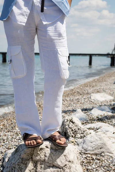 Detalle de un hombre posando en un contexto de vacaciones — Foto de Stock