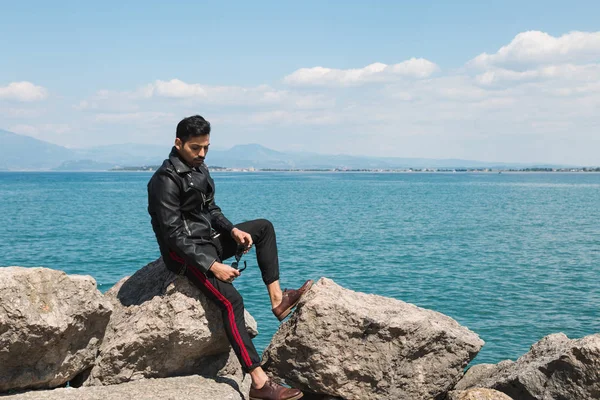 Hombre guapo posando en un contexto de vacaciones — Foto de Stock