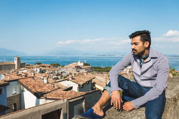 Bello uomo in posa in un contesto di vacanza — Foto Stock