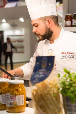 Milan, İtalya Tuttofood 2017 çalışan aşçı
