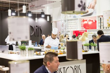 Milan, İtalya Tuttofood 2017 çalışan aşçı