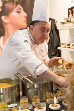 Milan, İtalya Tuttofood 2017 çalışan aşçı