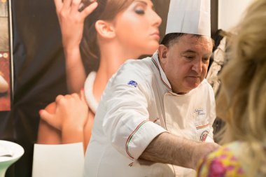 Milan, İtalya Tuttofood 2017 çalışan aşçı