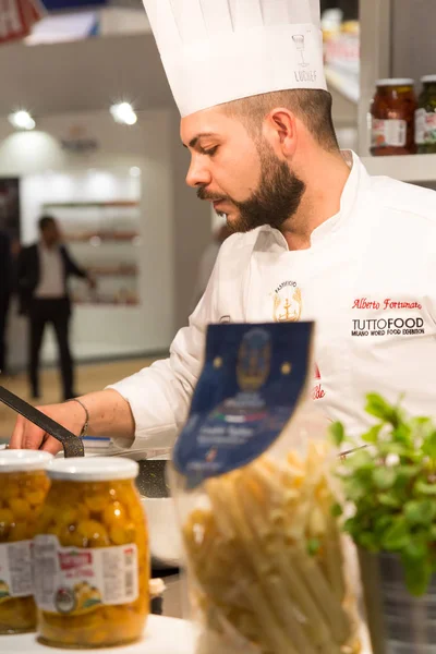 Cook working at Tuttofood 2017 in Milan, Italy — Stock Photo, Image