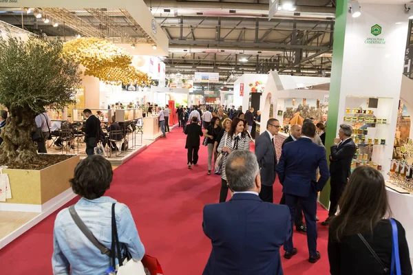 Le persone visitano Tuttofood 2017 a Milano — Foto Stock