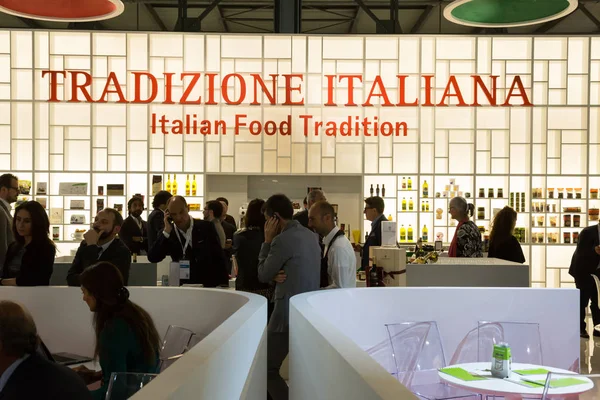 Le persone visitano Tuttofood 2017 a Milano — Foto Stock