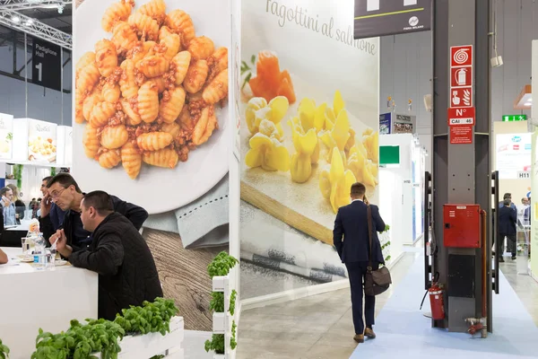 Lidé navštěvují Tuttofood 2017 v Miláně, Itálie — Stock fotografie