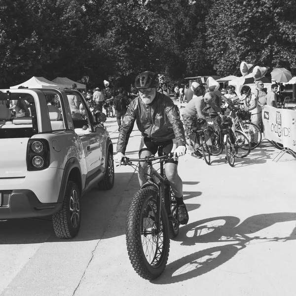 Az emberek részt vesznek a Cyclopride nap-Milánó, Olaszország — Stock Fotó
