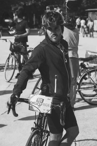 Personer ta del i den Cyclopride Day i Milano, Italien — Stockfoto