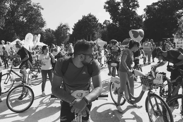 Άνθρωποι παίρνουν μέρος στην ημέρα Cyclopride Μιλάνο, Ιταλία — Φωτογραφία Αρχείου