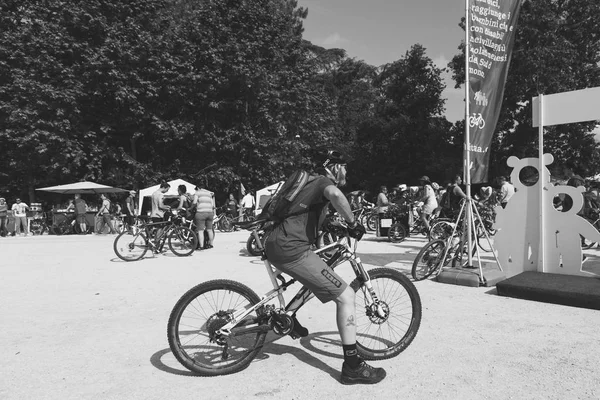 Le persone partecipano alla Giornata del Cicloorgoglio a Milano — Foto Stock