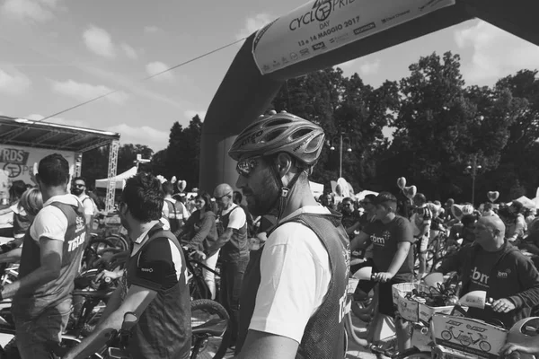 Mensen nemen deel aan de Cyclopride Day in Milaan, Italië — Stockfoto