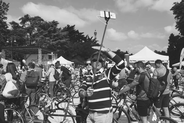 Mensen nemen deel aan de Cyclopride Day in Milaan, Italië — Stockfoto