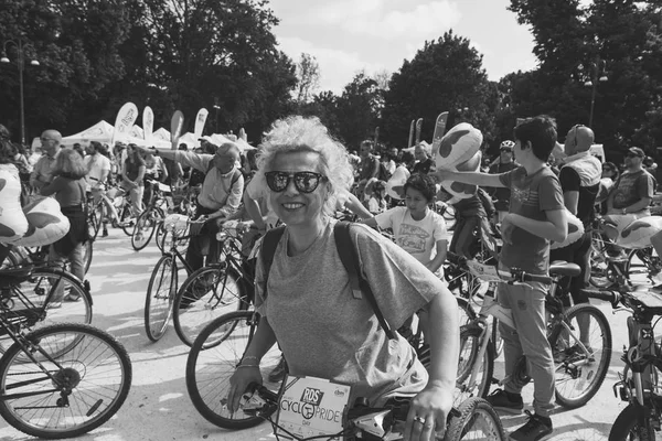 Mensen nemen deel aan de Cyclopride Day in Milaan, Italië — Stockfoto