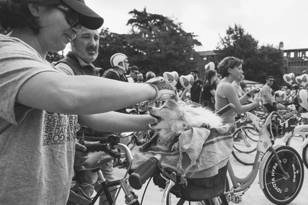 Люди принимают участие в День циклопрайда в Милане, Италия — стоковое фото