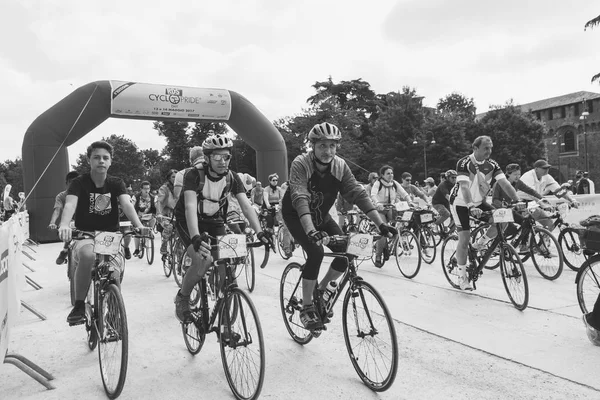 Mensen nemen deel aan de Cyclopride Day in Milaan, Italië — Stockfoto
