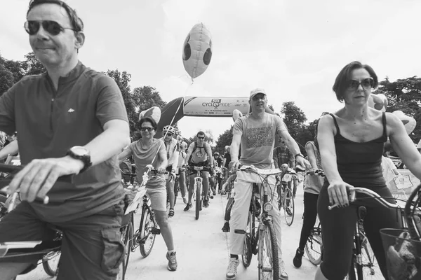 Personer ta del i den Cyclopride Day i Milano, Italien — Stockfoto