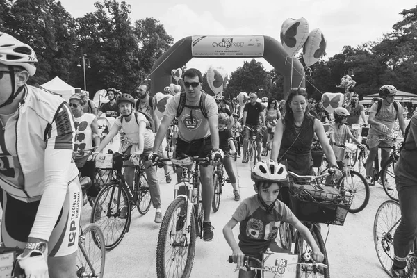 People take part in the Cyclopride Day in Milan, Italy — Stock Photo, Image