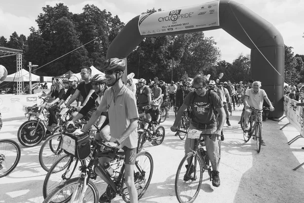 People take part in the Cyclopride Day in Milan, Italy — Stock Photo, Image