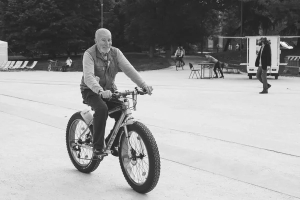 Homem que participa no Dia da Cicloprida em Milão, Itália — Fotografia de Stock