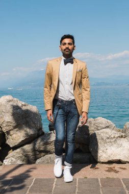 Yakışıklı adam bir tatil bağlamda poz