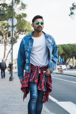 Yakışıklı adam bir kentsel bağlamda poz