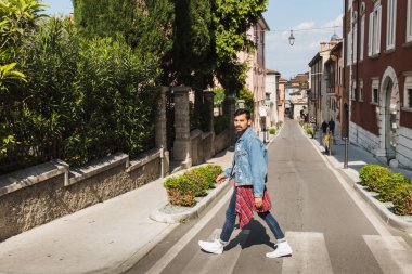 Yakışıklı adam bir kentsel bağlamda poz