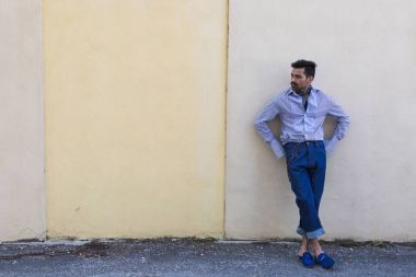 Yakışıklı adam bir kentsel bağlamda poz
