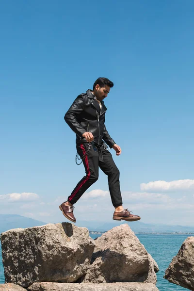 Handsome man jumping in a vacation context — Stock Photo, Image