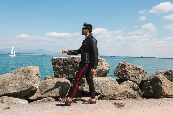 Hombre guapo posando en un contexto de vacaciones — Foto de Stock