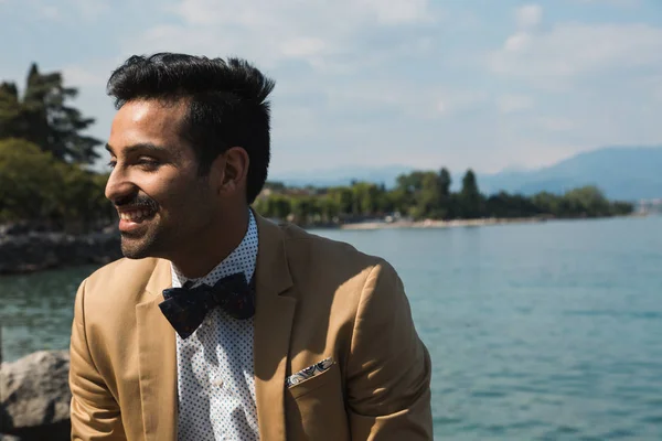 Handsome man posing in a vacation context — Stock Photo, Image