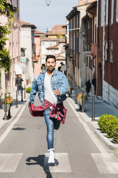 Hombre guapo posando en un contexto urbano — Foto de Stock