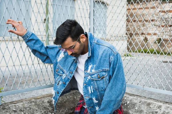 Pohledný muž pózuje v městském kontextu — Stock fotografie