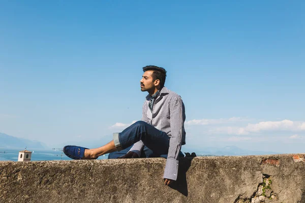 Schöner Mann posiert im Urlaubskontext — Stockfoto