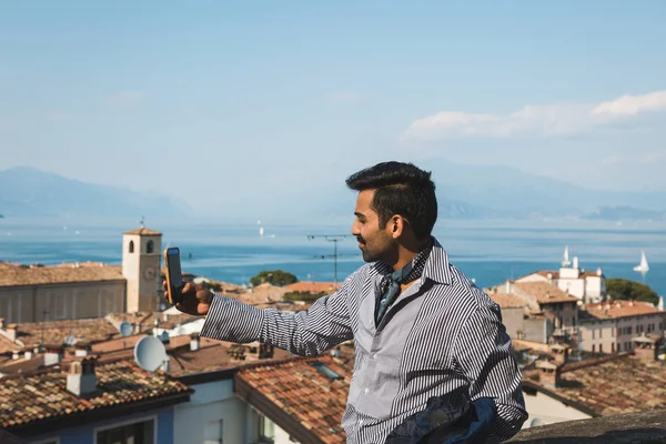 Hombre guapo tomando una selfie — Foto de Stock