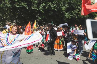 Göçmenler, Milano, İtalya destek yürüyen insanlar