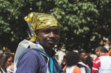 Göçmenler, Milano, İtalya destek yürüyen insanlar