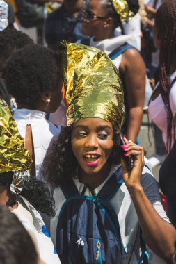 Göçmenler, Milano, İtalya destek yürüyen insanlar