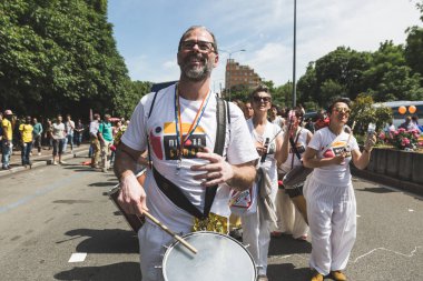 Göçmenler, Milano, İtalya destek yürüyen insanlar