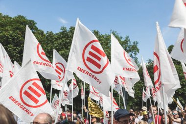 Göçmenler, Milano, İtalya destek yürüyen insanlar
