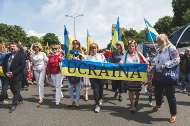 Göçmenler, Milano, İtalya destek yürüyen insanlar