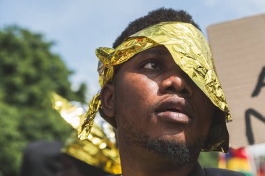 Göçmenler, Milano, İtalya destek yürüyen insanlar