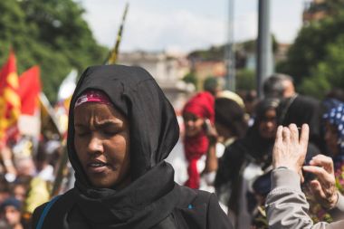 Göçmenler, Milano, İtalya destek yürüyen insanlar