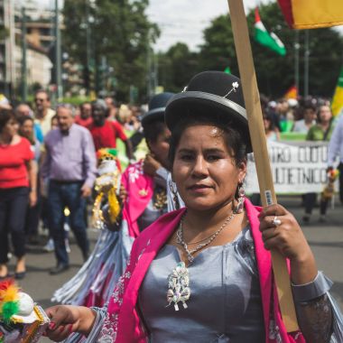 Göçmenler, Milano, İtalya destek yürüyen insanlar