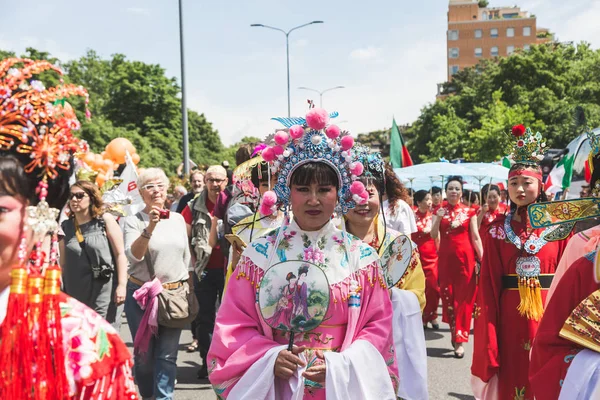 Oameni care mărșăluiesc în sprijinul imigranților din Milano, Italia — Fotografie, imagine de stoc